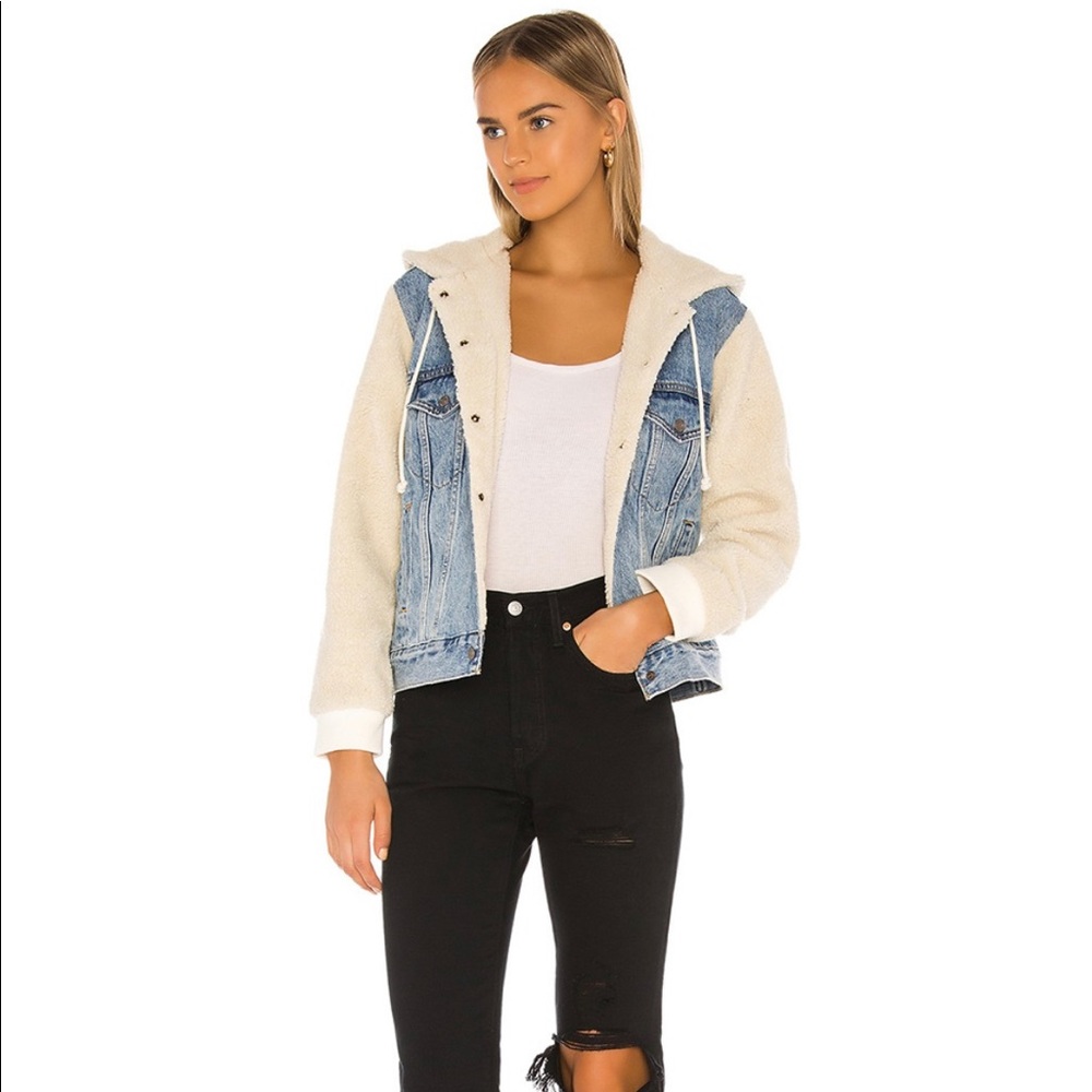 Levi’s Denim Sherpa Jean Boyfriend Jacket NWT Sold Out✨🌈
